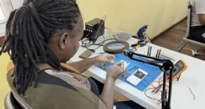 Capacitación en reparación de celulares empodera a mujeres beliceñas