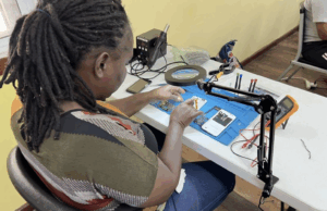 Capacitación en reparación de celulares empodera a mujeres beliceñas