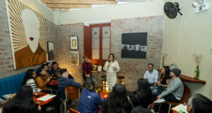 Stand up «Metidas de Pata» expone la crisis del burnout en Perú y el mundo en Casa Bulbo en Barranco