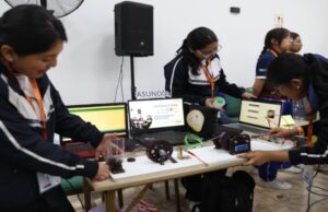 Minedu premia el talento estudiantil y docente por innovar con inteligencia artificial y robótica en Hackathon 2025