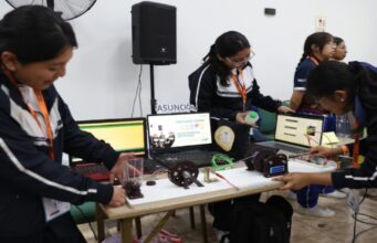 Minedu premia el talento estudiantil y docente por innovar con inteligencia artificial y robótica en Hackathon 2025
