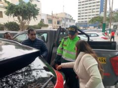 Policía detiene a vigilante por evitar que usen vía pública como cochera privada