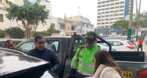 Policía detiene a vigilante por evitar que usen vía pública como cochera privada