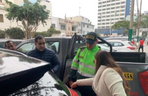 Policía detiene a vigilante por evitar que usen vía pública como cochera privada