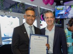 Henry Vera: cantautor y empresario recibe certificado de proclamación de las manos del Alcalde de Miami Beach