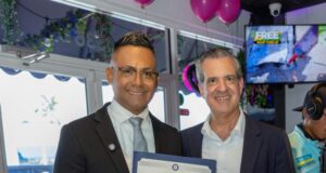 Henry Vera: cantautor y empresario recibe certificado de proclamación de las manos del Alcalde de Miami Beach