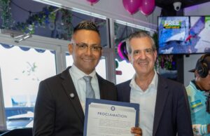 Henry Vera: cantautor y empresario recibe certificado de proclamación de las manos del Alcalde de Miami Beach