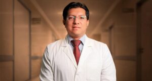 Reconocen en cirujano plástico peruano Christian Chau Ramos por su destacada labor en tratamiento de quemaduras
