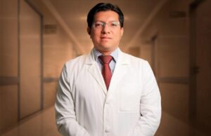 Reconocen en cirujano plástico peruano Christian Chau Ramos por su destacada labor en tratamiento de quemaduras