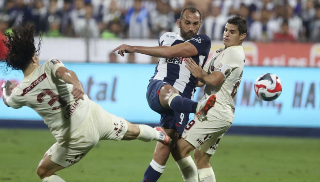 Universitario y Alianza Lima se enfrentan en el Clásico del Fútbol Peruano en el Monumental de Ate