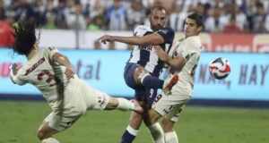 Universitario y Alianza Lima se enfrentan en el Clásico del Fútbol Peruano en el Monumental de Ate