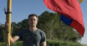 Daniel Quintero, precandidato presidencial, colocó la bandera de Colombia en Santa Rosa: «Es nuestro territorio»