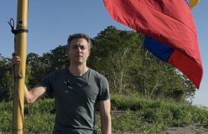 Daniel Quintero, precandidato presidencial, colocó la bandera de Colombia en Santa Rosa: «Es nuestro territorio»