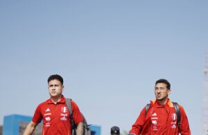 Selección Peruana viajó con rumbo a Montevideo para partido del jueves ante Uruguay