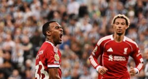 Liverpool ganó en el final al Newcastle 3-2 de visitante y es uno de los líderes en la Premier League