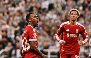 Liverpool ganó en el final al Newcastle 3-2 de visitante y es uno de los líderes en la Premier League