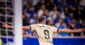 F.C. Barcelona le ganó al Real Oviedo 3-1 de visita y sigue a dos puntos del líder Real Madrid