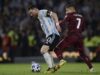 Argentina con Lionel Messi enfrenta a Venezuela que necesita sumar puntos