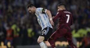 Argentina con Lionel Messi enfrenta a Venezuela que necesita sumar puntos