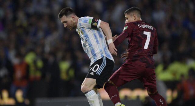 Argentina con Lionel Messi enfrenta a Venezuela que necesita sumar puntos