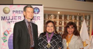 Olivia Bautista Carranza: connotada psicóloga recibió la Medalla de ‘La Musa de Diamante Premio Internacional 2025’