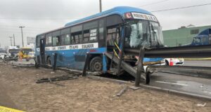 Fatal accidente en la Vía de Evitamiento:bus se queda sin frenos y termina incrustado en baranda metálica dejando 2 muertos