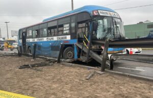 Fatal accidente en la Vía de Evitamiento:bus se queda sin frenos y termina incrustado en baranda metálica dejando 2 muertos