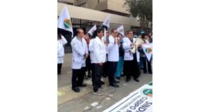 Huelguistas agreden a personal médico que atienden a asegurados