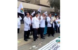 Huelguistas agreden a personal médico que atienden a asegurados