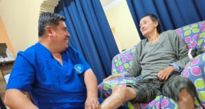 Programa PADOMI de EsSalud brindó más de 106 mil atenciones domiciliarias en terapia física y rehabilitación a adultos mayores