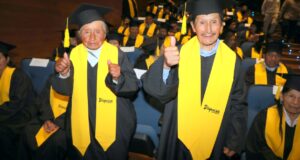 Pensión 65: usuario con Parkinson supera sus límites y se gradúa en el programa de alfabetización digital