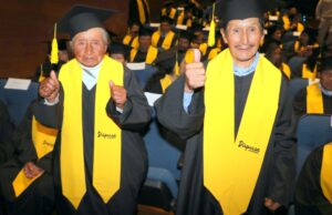 Pensión 65: usuario con Parkinson supera sus límites y se gradúa en el programa de alfabetización digital