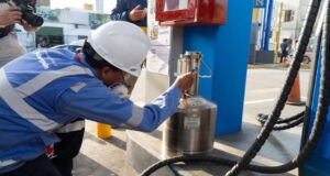 Osinergmin fiscalizó la calidad y cantidad de combustible en grifos de Lima