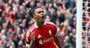 Liverpool firme en la punta de la Premier League al ganarle a Everton 2-1