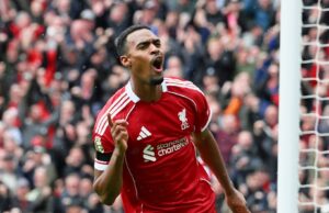 Liverpool firme en la punta de la Premier League al ganarle a Everton 2-1