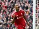 Liverpool firme en la punta de la Premier League al ganarle a Everton 2-1