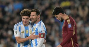 Argentina goleó a Venezuela 3-0 con dos goles de Messi y uno de Martínez