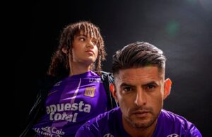 Alianza Lima presentó oficialmente la camiseta morada que lucirá el mes de octubre