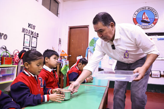 Ministro de Educación supervisa entrega de desayunos escolares a niños de educación inicial en colegio del Callao