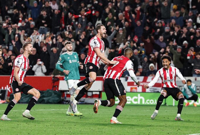 Liverpool en caída libre en la Premier League al perder su cuarto partido ante Brenford 3-2
