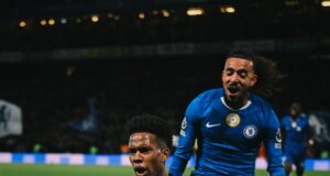 Chelsea bajó de la punta de la Premier League al Liverpool ganándole sobre la hora 2-1