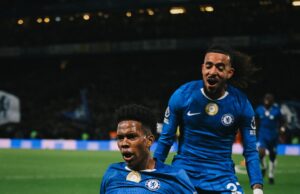 Chelsea bajó de la punta de la Premier League al Liverpool ganándole sobre la hora 2-1