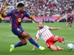 Barcelona pasó al liderazgo en España tras vencer a Girona 2-1 en el final