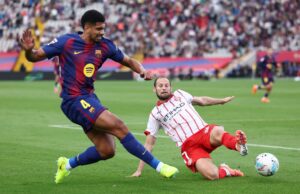 Barcelona pasó al liderazgo en España tras vencer a Girona 2-1 en el final