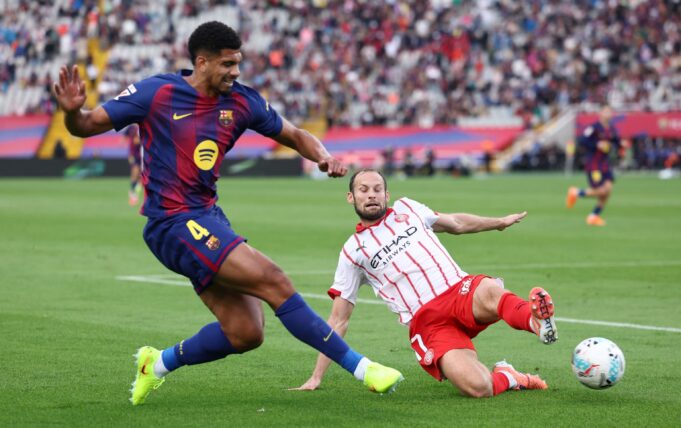 Barcelona pasó al liderazgo en España tras vencer a Girona 2-1 en el final
