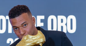 Kylian Mbappé recibió bota de oro y todo el club Real Madrid lo celebra