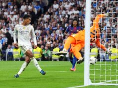 Real Madrid le ganó al Barcelona 2-1 en el clásico del fútbol español y se afianzó de líder