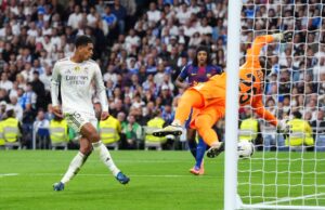 Real Madrid le ganó al Barcelona 2-1 en el clásico del fútbol español y se afianzó de líder