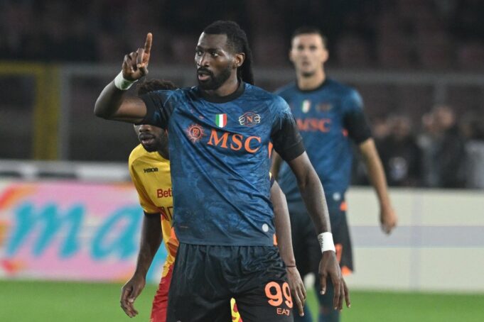 Napoli venció al Lecce 1-0 como visitante y es líder en solitario del Calcio Italiano