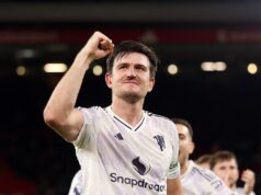 Liverpool cayó de local ante Manchester United 2-1 y sumó tercera derrota consecutiva en la Premier